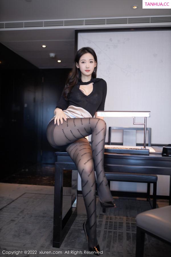 唐安琪  [XiuRen]高清写真图 2022.11.21 No.5887 唐安琪 黑丝短裙第22张图片